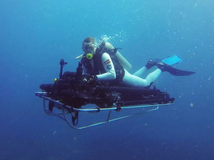 Andreas Mogensen, ESAs danske astronaut, tester et nytt fremkomstmiddel under undervannstreningen NEEMO.