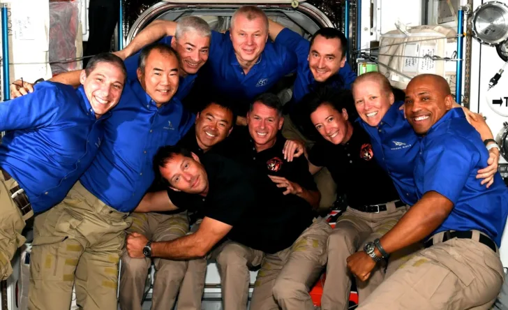 Thomas Pesquet og de tre medpassasjerene hans (i svart genser) ble mottatt av blide kolleger på romstasjonen i april 2021.