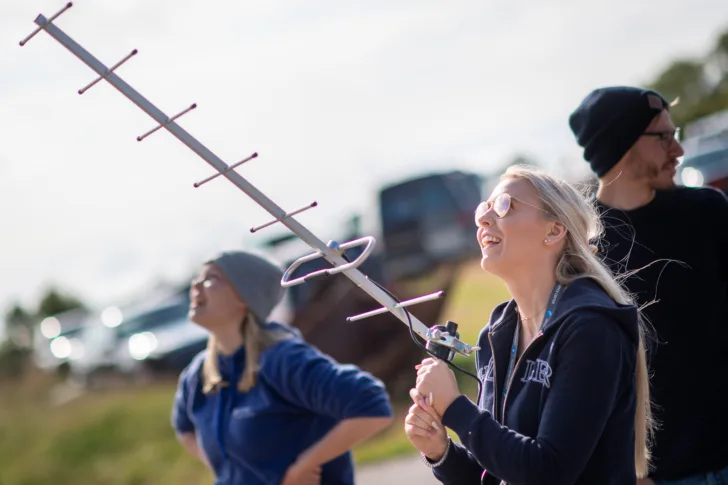 Michelle Lavik søker etter data fra CanSat.