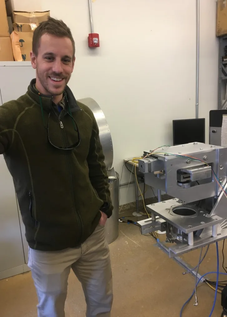 Jared Atkinson er Norges medlem i ESAs Moon Strategy Team. Her foran en robot for prøvetaking på Mars.