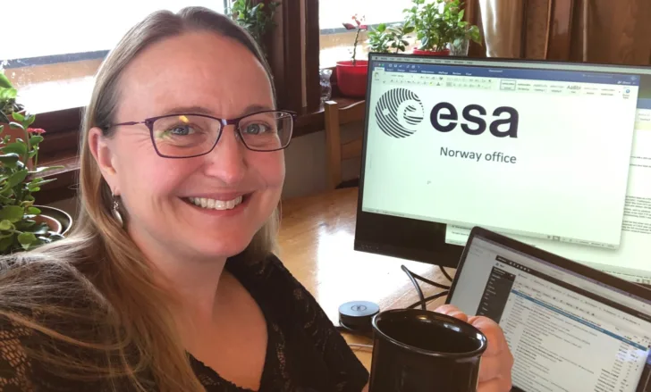 Anja Strømme leder styringen av de europeiske satellittene Swarm og Sentinel-3 fra hjemmekontoret i Svolvær.