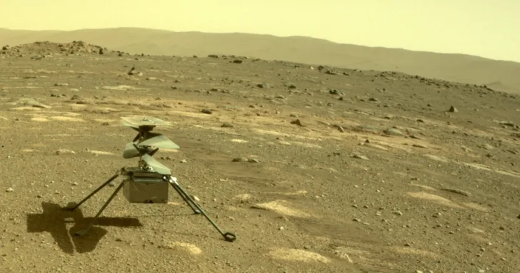 Ingenuity sett av Perseverance på Mars i april 2021.