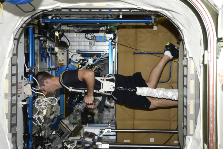 ESAs franske romfarer, Thomas Pesquet, løper på tredemøllen på romstasjonen. Thomas var på romstasjonen i seks måneder i 2016/2017 og skal tilbake i 2021.