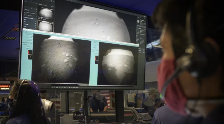 Det første bildet fra Perseverance kom inn til kontrollrommet bare noen minutter etter den vellykkete landingen.