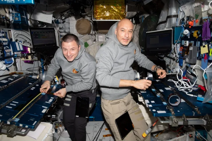 ESAs italienske astronaut Luca Parmitano (til høyre) og NASAs astronaut Andrew Morgan oppgraderte fysikkeksperimentet AMS-02 under flere romvandringer i 2019.