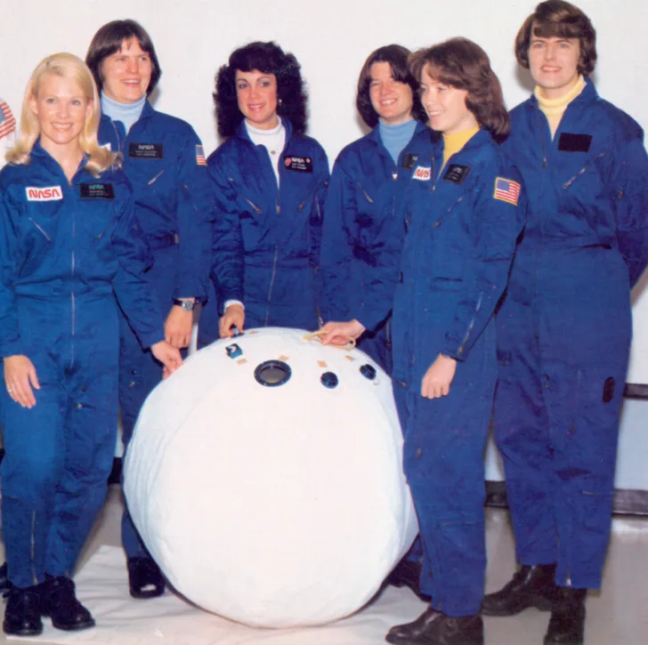 De første seks kvinnelige NASA-astronautene. Fra venstre til høyre: Margaret R. (Rhea) Seddon, Kathryn D. Sullivan, Judith A. Resnik, Sally K. Ride, Anna L. Fisher og Shannon W. Lucid.