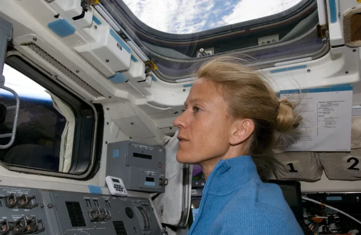 Den norskættede NASA-astronauten Karen Nyberg på romstasjonen.