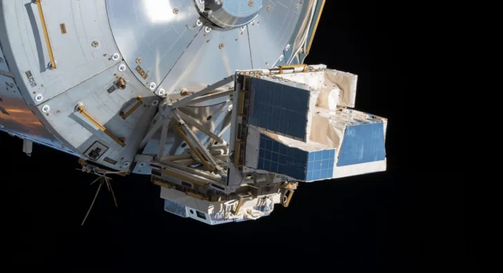 ASIM sitter utenpå det europeiske laboratoriet Columbus på romstasjonen.