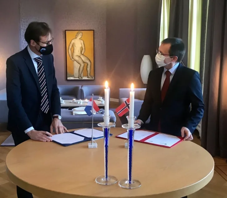 Harm van de Wetering (til venstre) og Bård Svendsen underskrev avtalen om NorSat-TD og SmallCAT i Den Haag.