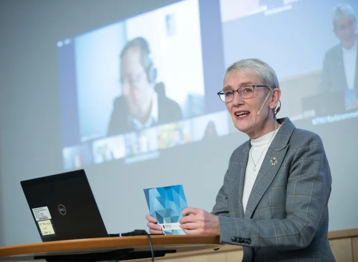 Under åpningen av ESA_Lab@NTNU var det taler av både rektor Anne Borg og Jan Wörner, generaldirektør for ESA (på skjermen i bakgrunnen). Foto: NTNU