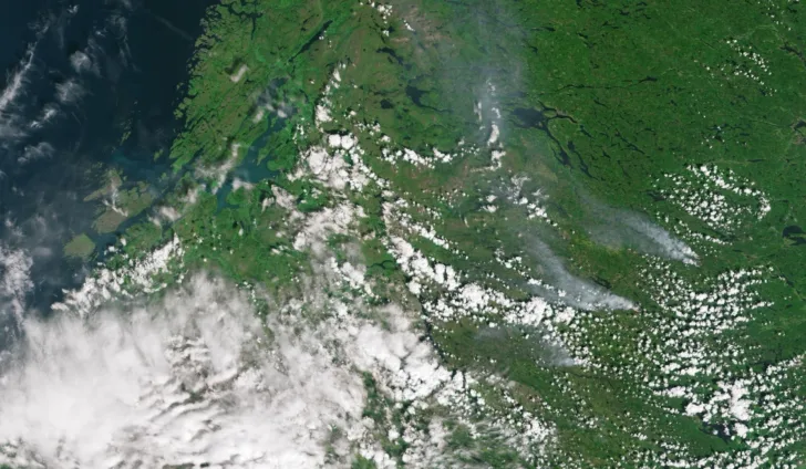 Skogbrannene (til høyre i bildet) i Sverige sett av Sentinel-3 den 17. juli 2018.