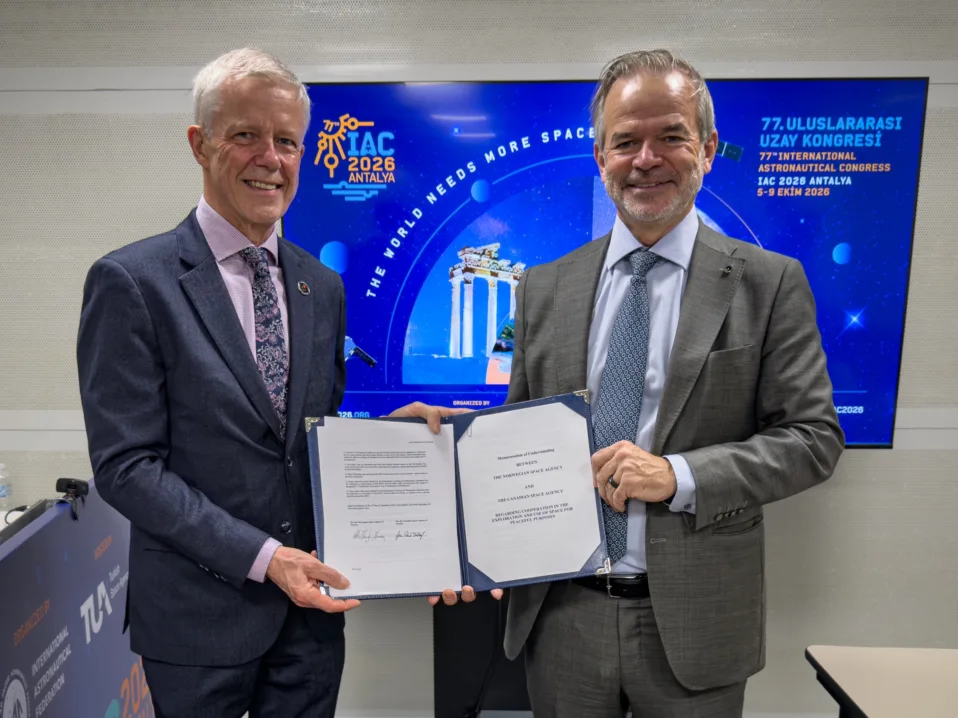 Presidenten i den kanadiske romorganisasjonen CSA, Jean-Claude Piedboeuf (t.v), og administrerende direktør for Direktoratet for romvirksomhet, Christian Hauglie-Hanssen, etter signeringen av avtalen.