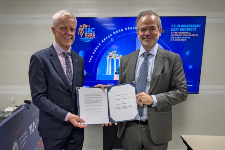 Presidenten i den kanadiske romorganisasjonen CSA, Jean-Claude Piedboeuf (t.v), og administrerende direktør for Direktoratet for romvirksomhet, Christian Hauglie-Hanssen, etter signeringen av avtalen.