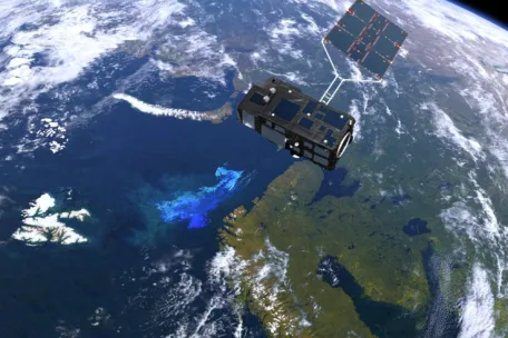 Sentinel-3 måler blant annet temperatur, sirkulasjon, farge, bølgehøyde og fotosyntese i havet.