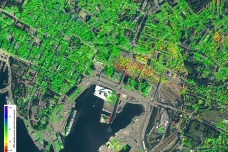 Nedsynking (gult, oransje, rødt) rundt sentralbanestasjonen i Oslo. Grønt viser ingen bevegelse. Foto: Contains modified Copernicus Sentinel data (2014–16)/ESA SEOM INSARAP study/InSAR Norway project/NGU/Norut/PPO.labs