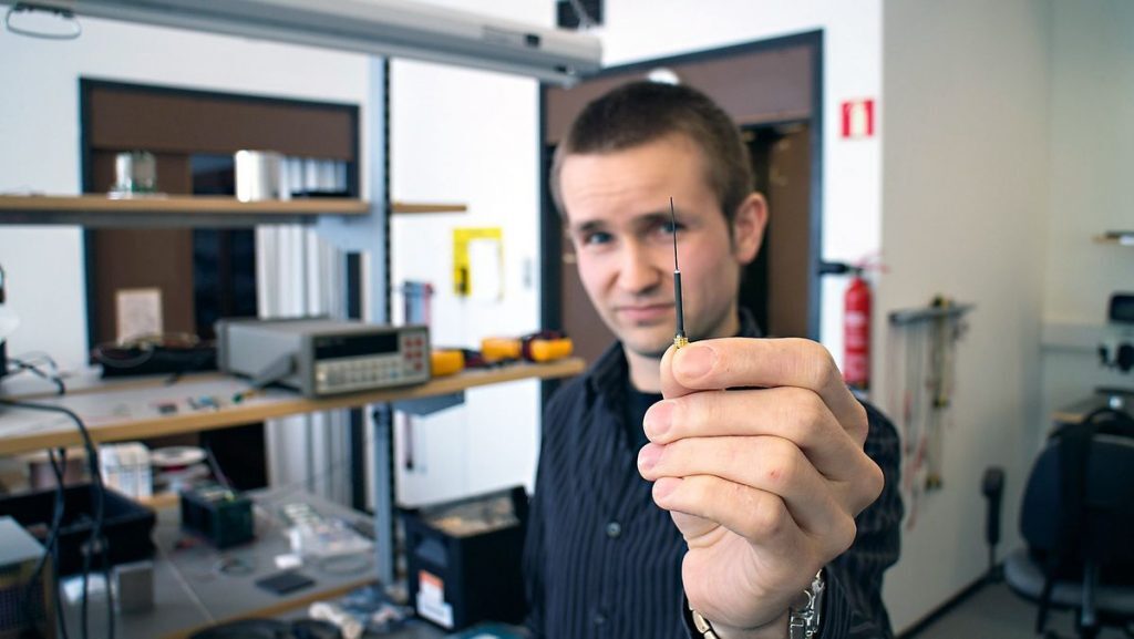 Tore André Bekkeng ved Eidel holder en av sensorene til multi-Needle Langmuir Probe som måler plasmatetthet.