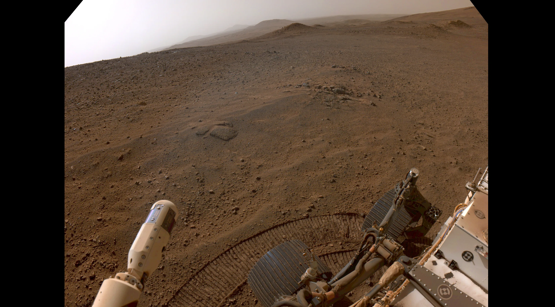 Perseverance med Rimfax skuer ut over kanten av Jezero-krater fra Utkikkstoppen den 10. desember 2024.