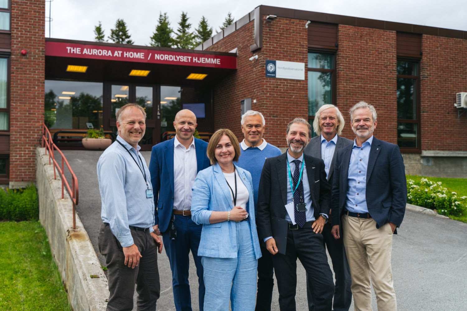ESA Phi Lab Norway ligger i det gamle Nordlysobservatoriet i Tromsø. Fra venstre: Pål Julius Skogholt - Styremedlem Jordobservasjon Tromsø, Rudi Thomassen - Styreleder Jordobservasjon Tromsø, Camilla Brekke - Direktør for Norsk polarinstitutt , Jan Petter Pedersen - Fung. daglig leder Jordobservasjon Tromsø, Luca del Monte - Leder for kommersialiseringsavdelingen i ESA, Rolf Skatteboe - Administrerende direktør i KSAT og Christian Hauglie-Hansen - Administrerende direktør Norsk Romsenter.